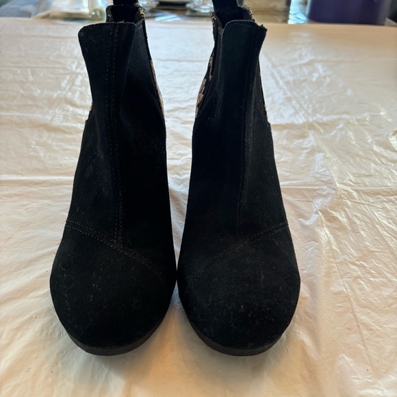 Toms Kelsey ankle boots Black graphic floral rounded toe wedge SZ 8 NWOT - Picture 10 of 14